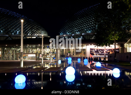 Esterno vista esterna dei Teatri Esplanade sulla Baia illuminata di notte, Marina Bay, Singapore Foto Stock