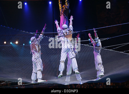 Due acrobati aria effettuare esercizio pericoloso sotto una cupola di un circo Foto Stock