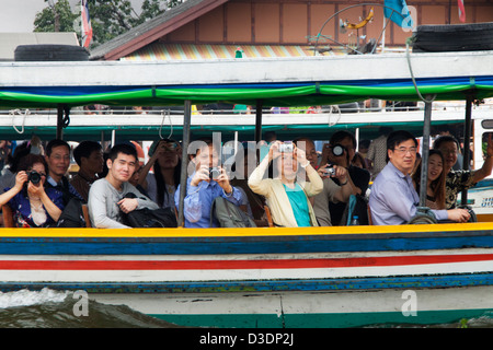 Turisti sul Fiume Chao Phraya a Bangkok, in Thailandia Foto Stock