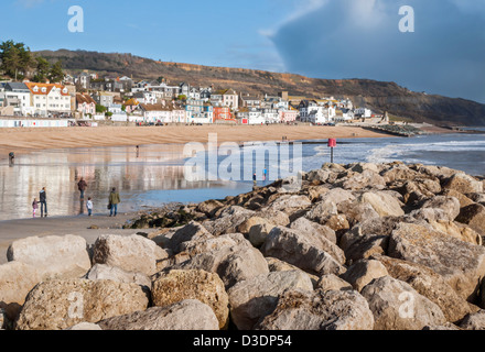 Una vista dalla scogliera a Lyme Regis, attraverso il lungomare, con un avvicinamento tempesta di neve nella distanza. Foto Stock