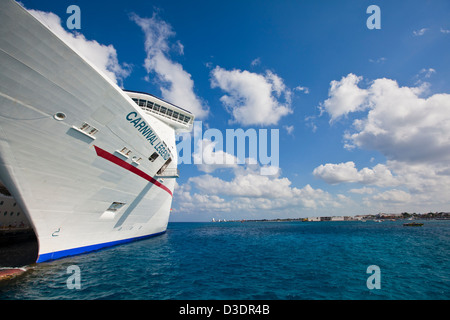 Nave da crociera Carnival Legend ormeggiata nel porto di Cozumel con tropicale acqua blu off per la linea di orizzonte Foto Stock