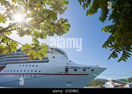 Carnival Cruise Lines la nave di crociera Legend legato alla banchina del porto di Baia di Mogano sulla Isla Roatan in Honduras Foto Stock