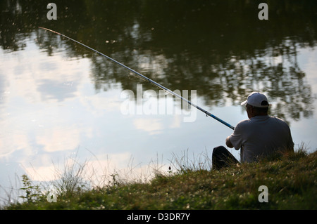 Il Fisher su una costa del lago Foto Stock