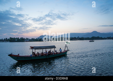 Barca al tramonto in kampot riverside Cambogia Foto Stock