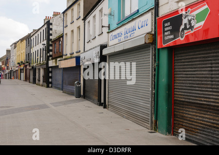 Strada con i negozi sono chiusi e parzializzato Foto Stock