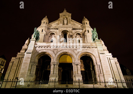 Splendida vista sulla Basilica del Sacro Cuore di Parigi di notte. Foto Stock