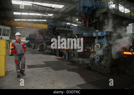 Varsavia, Polonia, la barra in acciaio laminatoio nel mulino di acciaio ArcelorMittal Warszawa Foto Stock