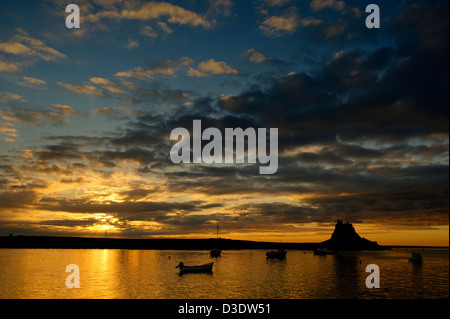 Sunrise over Lindisfarne Castle & porto Foto Stock