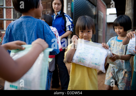 Fang, Thailandia, Hilfsgueterverteilung a Fluechtlingskinder dalla Birmania in una scuola Foto Stock