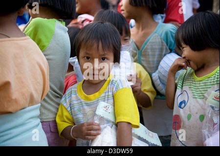 Fang, Thailandia, Hilfsgueterverteilung a Fluechtlingskinder dalla Birmania in una scuola Foto Stock