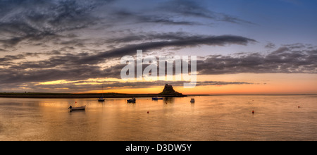 Lindisfarne Castle all'alba, Vista panoramica Foto Stock