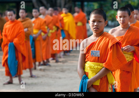 Fang, Thailandia, debuttante scuola al mattino discorso del Direttore Foto Stock