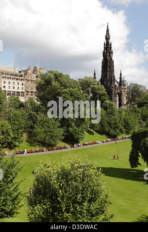 Vista a nord su East Princes Street Gardens verso il monumento Scott e Princes Street nel centro di Edimburgo, Scozia, Regno Unito Foto Stock