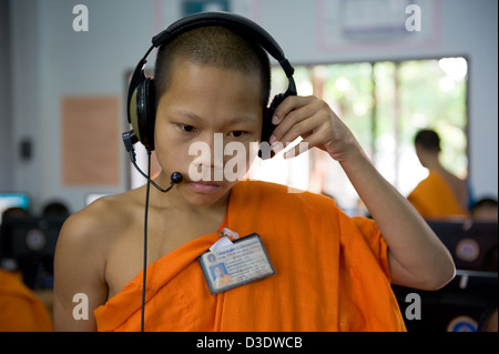 Fang, Thailandia, debuttante nella stanza del computer è dotato di cuffie su Foto Stock