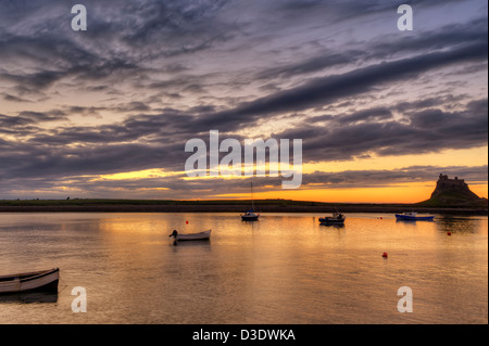 Lindisfarne Castle con una bellissima alba Foto Stock