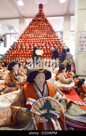 Konosu, Giappone, 17 febbraio 2013. Ragazze' Festival bambole ornamentali sono visualizzati in rosso-piattaforma con moquette in un enorme piramide presso la lobby di Konosu city hall, a nord di Tokyo. Le bambole numerato 18.000 rappresentano l'imperatore, imperatrice, accompagnatori e musicisti in antica corte imperiale. La città di Konosu, situato a circa 40 km a nord di Tokyo, è noto come ' la bambola città" per un certo numero di stabilimenti per la fabbricazione di bambole giapponesi. Tradizione giapponese invita le famiglie con figlie per mettere fuori bambole per le ragazze giorno il 3 marzo. Alamy Live News Foto Stock