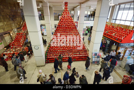 Konosu, Giappone, 17 febbraio 2013. Ragazze' Festival bambole ornamentali sono visualizzati in rosso-piattaforma con moquette in un enorme piramide presso la lobby di Konosu city hall, a nord di Tokyo. Le bambole numerato 18.000 rappresentano l'imperatore, imperatrice, accompagnatori e musicisti in antica corte imperiale. La città di Konosu, situato a circa 40 km a nord di Tokyo, è noto come ' la bambola città" per un certo numero di stabilimenti per la fabbricazione di bambole giapponesi. Tradizione giapponese invita le famiglie con figlie per mettere fuori bambole per le ragazze giorno il 3 marzo. Alamy Live News Foto Stock