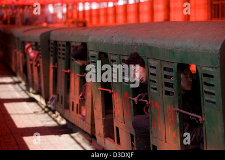 XIMING miniera di carbone, TAIYUAN, Cina - Agosto 2007: i minatori attendere all'interno del calibratore stretti i treni elettrici che li porteranno la metropolitana all'inizio del proprio turno. Foto Stock