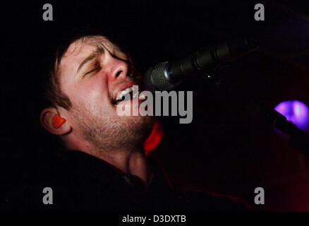 Cantante, Jonathan bosone di Higgs con tutto tutto in concerto al Leadmill come parte del loro tour ad arco Foto Stock