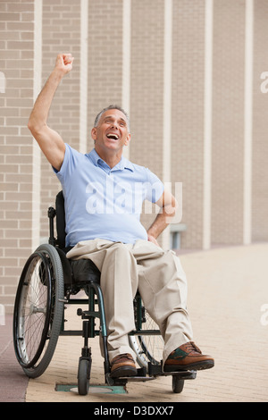 Uomo in carrozzella con lesioni del midollo spinale tifo Foto Stock