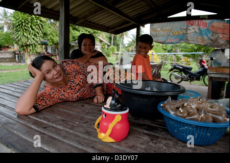 Koh Klang, Thailandia, il proprietario di un cibo di stallo e la sua famiglia in Koh Klang Foto Stock