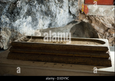 Krabi, Thailandia, un camminare via Buddha a Wat Tham Suea Foto Stock