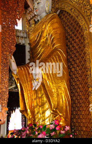 Il Buddha è riconosciuto dai buddisti come un risvegliato o maestro illuminato che ha insegnato al popolo,birmano Tempio del Buddha,Penang, Malaysia Foto Stock