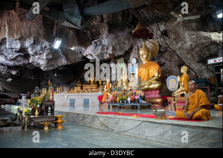 Krabi, Thailandia, un monaco accoglie i visitatori nella grotta tempio Wat Tham Suea Foto Stock