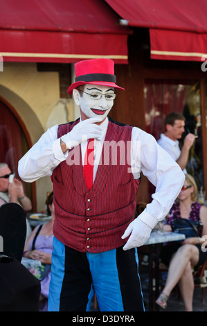 Mime artista sulla strada del quartiere di Montmartre, Paris, Francia. Foto Stock