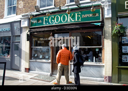 La gente di fronte F. Cooke pie e mash & gelificata ell shop, Broadway Market, London Borough of Hackney, England, Regno Unito Foto Stock