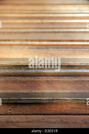 Le panche in legno di quercia nella chiesa inglese Foto Stock