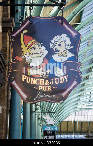 Punch e Judy pub firmare al Covent Garden di Londra, Inghilterra Foto Stock