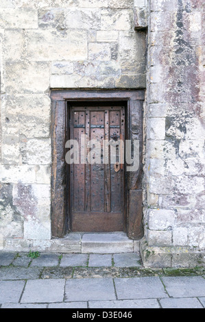 Molto vecchia chiesa di legno set porta nel muro di pietra Foto Stock