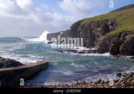 Mare mosso al porto Chaligaig, da Droman vicino Kinlochbervie, Northwest Sutherland, altipiani, Scotland Regno Unito Foto Stock