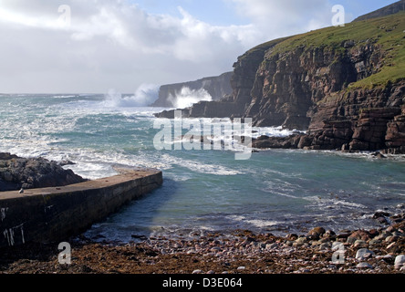 Mare mosso al porto Chaligaig, da Droman vicino Kinlochbervie, Northwest Sutherland, altipiani, Scotland Regno Unito Foto Stock