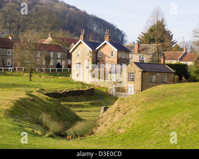 Case nel pittoresco villaggio di Hutton Le Hole North Yorkshire Foto Stock