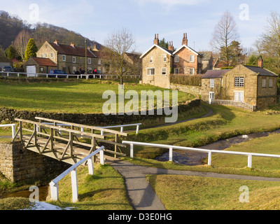 Case nel pittoresco villaggio di Hutton Le Hole North Yorkshire Foto Stock