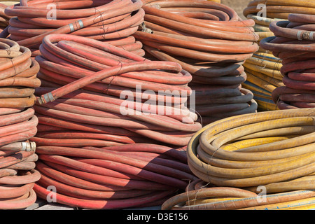 I tubi flessibili di acqua di perforazione di pompaggio della pompa Foto Stock