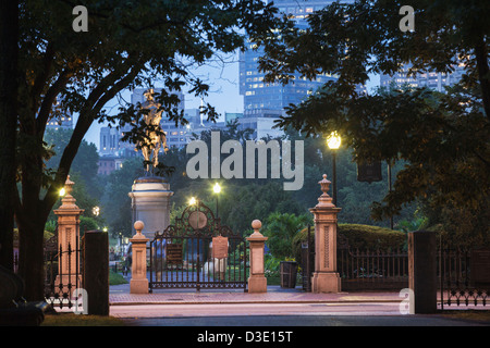 Boston Public Garden al crepuscolo, Arlington Street, Boston, Massachusetts, STATI UNITI D'AMERICA Foto Stock