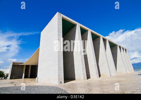 Vista la strana astratta monumento di cemento struttura nel Parque das Nacoes area in Lisbona, Portogallo Foto Stock