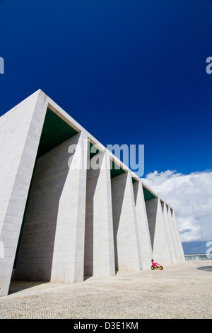 Vista la strana astratta monumento di cemento struttura nel Parque das Nacoes area in Lisbona, Portogallo Foto Stock