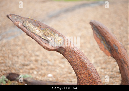 Close up di un arrugginito teste di ancoraggio sulla spiaggia di ciottoli a Aldeburgh, Suffolk Foto Stock