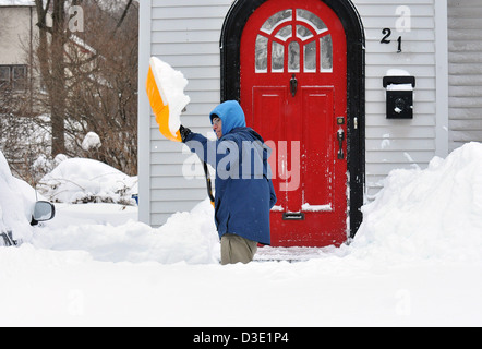 New Haven--Alex McDaniel pale lungo Maplewood Drive in New Haven. Foto Stock