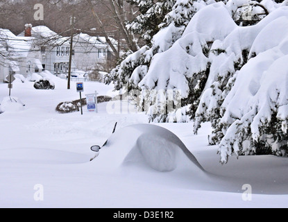 Auto impilate nella neve dopo blizzard Nemo ha colpito nel Connecticut, record di dumping nevicate. È stato dichiarato uno stato di emergenza dopo la tempesta Foto Stock