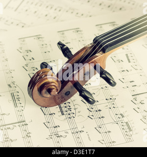 Testa di violino sulla musica,rétro Foto Stock