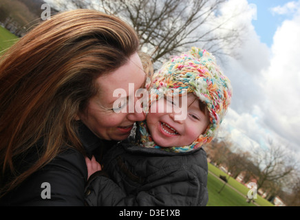 La mamma a giocare con la sua figlia toddler nel parco. Foto Stock