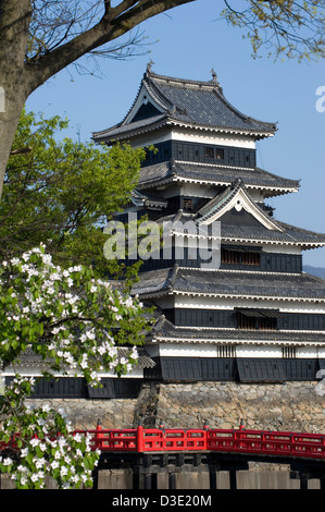 Il XVI secolo il Castello Matsumoto, noto anche come castello di Crow, è un tesoro nazionale del Giappone costruita da Shimadachi Sadanaga. Foto Stock