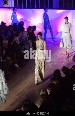 Londra, Regno Unito. Domenica 17 Febbraio, 2013, Designer Matthew Williamson la mostra durante la London Fashion Week at Somerset House. Foto: CatwalkFashion/Alamy Live News Foto Stock