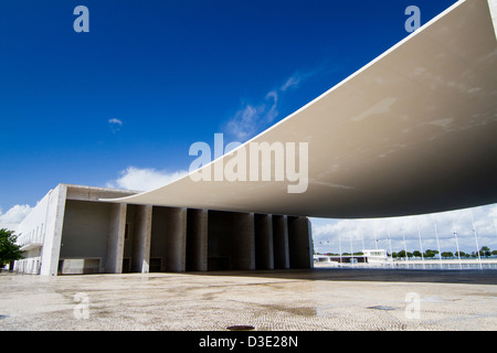 Vista la strana astratta monumento di cemento struttura nel Parque das Nacoes area in Lisbona, Portogallo Foto Stock