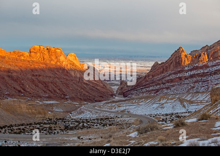 Green River, Utah - Interstate 70 passa attraverso Spotted Wolf Canyon come si taglia attraverso la San Rafael Reef. Foto Stock